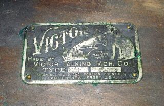 c.  1904 Early Victor E Phonograph,  Lyon & Healy Chicago Dealer Tag,  Serial 59815 9