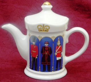 Wade London Life Buckingham Palace Beefeater Guard Teapot W/box Cooksey England