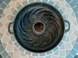 Cast iron baking pan mold bundt cake cyclone swirl le creuset no3 3 antique rare 8