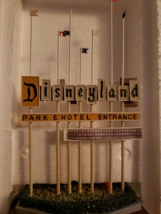 olszewski disneyland main street Disneyland sign anual passholder limited. 8
