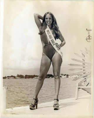 Bunny Yeager 1977 Pin Up Miss Nude World Beauty Queen Brenda Holliday Swimsuit