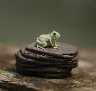 Chinese Yixing Zisha Tea Pet Mini Frog On Rock Tea Ceremony Decoration