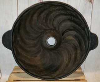 Antique Cast Iron Baking Pan Mold Bundt Cake Big Swirl Not Marked 5