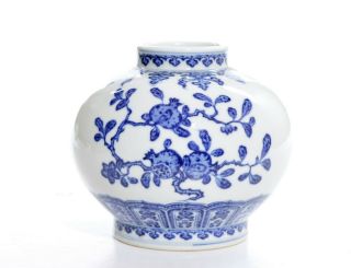 A Chinese Blue and White Porcelain Jar 2