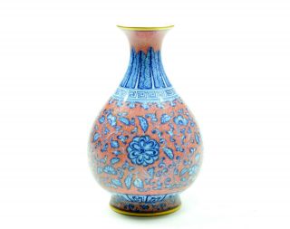 A Chinese Blue and White Porcelain Vase 4