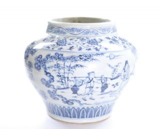 A Fine Chinese Blue and White Porcelain Jar 2