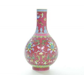 A Chinese Enamel Porcelain Vase 2