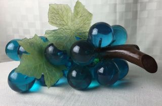 Vintage Retro 1960s Acrylic Lucite Vibrant Blue Grapes Cluster On Painted Wood 8