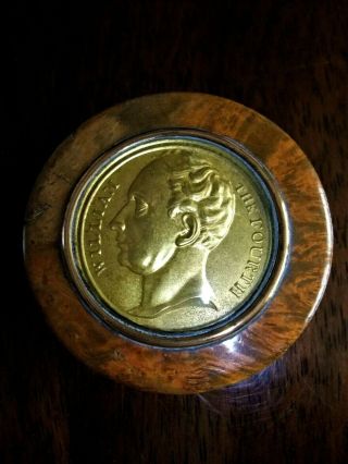 ANTIQUE EARLY 19THC WALNUT TREEN SNUFF BOX WITH GILT MEDALLION OF WILLIAM IV 4