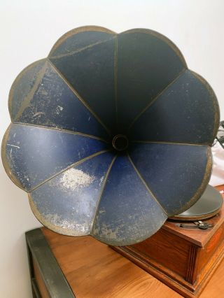 Standard A Phonograph Record with Horn and records 100 7