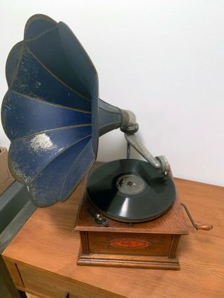Standard A Phonograph Record with Horn and records 100 9