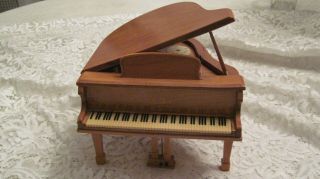 Liberace Owned From His Estate Miniature Piano Radio In Order With