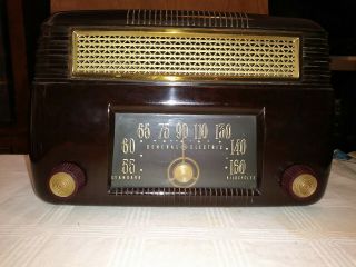 Vintage 1946 Art Deco G.  E.  Model 202 Bakelite Radio.  Restored Classic.