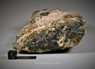 Hardystonite,  clinohedrite,  willemite,  bustamite - Franklin,  NJ 5