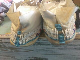 1960s PAIR NATIVE AMERICAN CHEYENNE INDIAN BEAD DECORATED 11 inches MOCCASINS 2