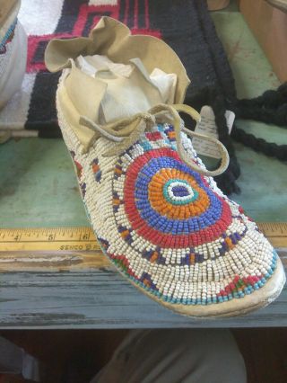 1960s PAIR NATIVE AMERICAN CHEYENNE INDIAN BEAD DECORATED 11 inches MOCCASINS 5