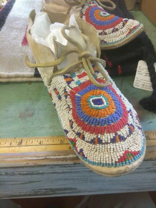 1960s PAIR NATIVE AMERICAN CHEYENNE INDIAN BEAD DECORATED 11 inches MOCCASINS 6
