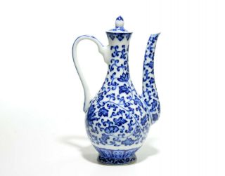 A Chinese Qianlong - Style Blue and White Porcelain Ewer 4