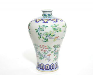 A Chinese Porcelain Vase 2