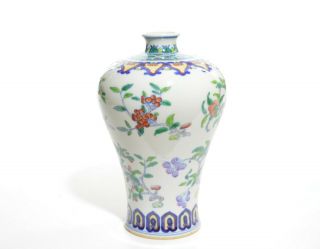 A Chinese Porcelain Vase 3