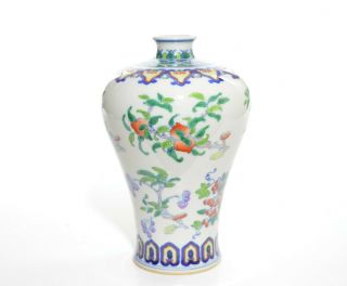 A Chinese Porcelain Vase 4