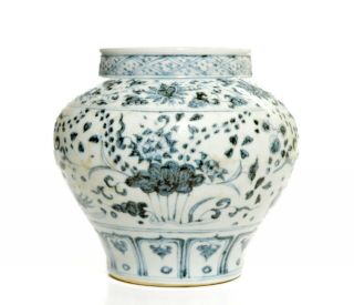 A Chinese Yuan - Style Blue and White Porcelain Jar 3