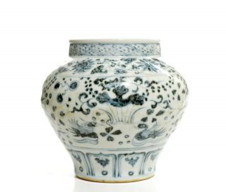 A Chinese Yuan - Style Blue and White Porcelain Jar 4
