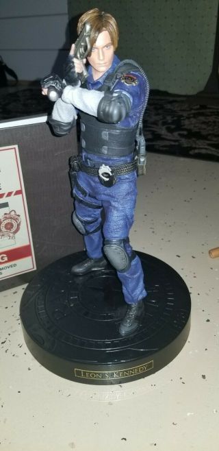 Resident Evil 2 Leon S.  Kennedy Statue Figure Collector ' s Edition 2
