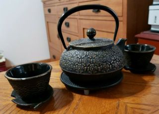 Tetsubin Cast Iron Tea Pot Black Over Gold Floral W/ Trivet & 2 Cups Saucers