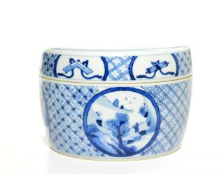 A Chinese Kangxi - Style Blue and White Porcelain Box 3