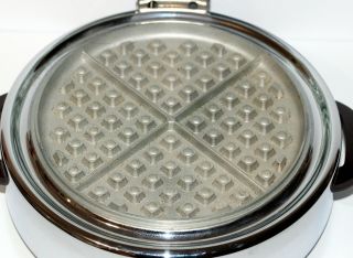 1930s Round Toastmaster 2D2 Waffle Iron Art Deco Almost Chrome 3