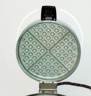 1930s Round Toastmaster 2D2 Waffle Iron Art Deco Almost Chrome 4