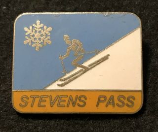 Stevens Pass Vtg Skiing Pin Washington Travel Souvenir Lapel Made In Japan