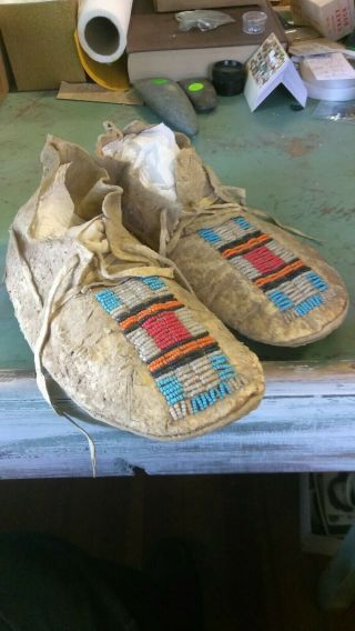 Older PAIR NATIVE AMERICAN CHEYENNE INDIAN BEAD DECORATED 10 inches MOCCASINS 2