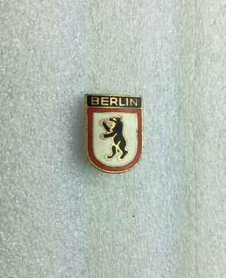 Vtg Berlin Collectible Souvenir Small Metal & Enamel Pin / Lapel Hat Travel