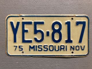 Vintage 1975 Missouri License Plate White/ Blue Ye5 - 817
