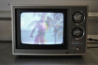 Vintage 1984 Sylvania 9 " Color Portable Crt Tv Ac/dc - Retro Knobs Dials -
