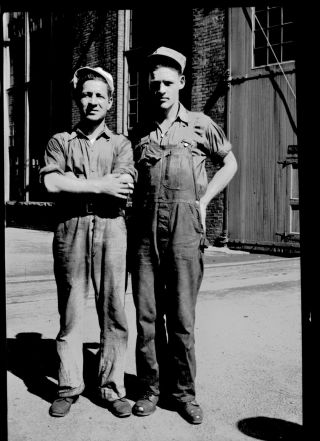 1941 Electro - Motive Co Worker Engineer (? Pose 1 Amateur Photo Negative B10
