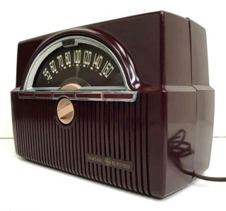 SCARCE 1951 VINTAGE BURGANDY MAROON GENERAL ELECTRIC GE TUBE RADIO MODEL 610 7