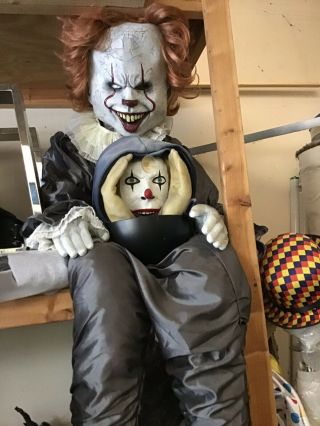 Spirit Halloween Sitting Scare Clown Animatronic Prop Pennywise Mask & Costume