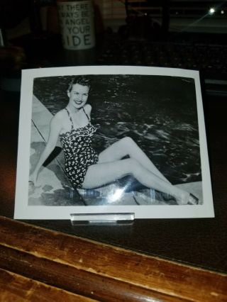 Vintage 1950s Press Photo Pinup Girl Movie Star Gale Storm Bathing Suit By Pool