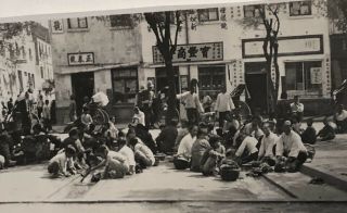 1935 Tsingtao China Photo Coolies Chinese Laundry On Sidewalk 3