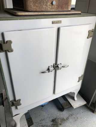 Vintage general electric refrigerator (GE). 2