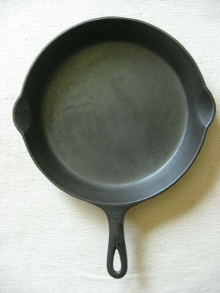 GRISWOLD No.  9 cast iron skillet small logo 2
