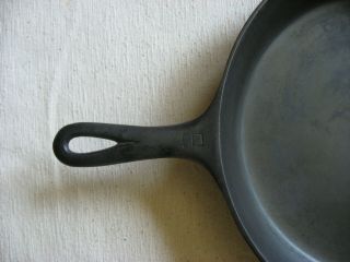 GRISWOLD No.  9 cast iron skillet small logo 3