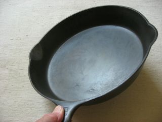 GRISWOLD No.  9 cast iron skillet small logo 4