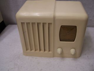 Art Deco1940 Knight/ Continental White Plaskon Plastic Tube Radio Model 10830