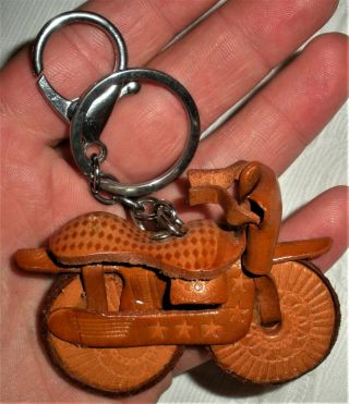 VINTAGE c.  1960S - 70S LEATHER TOOLED MOTORCYCLE KEYCHAIN GREAT PIECE vafo 2