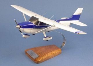 Cessna 172 Skyhawk Desk Top Display Private Blue White Model 1/24 Av Airplane