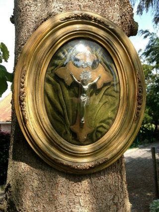 Antique Victorian Wood Oval Framed Convex Dome Glass Crucifix Metal Jesus Wall